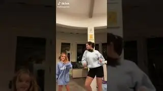 Selena G&oacute;mez bailando junto a su hermana #LindaandHeather #999 #katiel