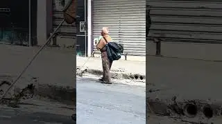 Abuelito cieguito vendiendo peri&oacute;dicos en el centro de San Salvador
