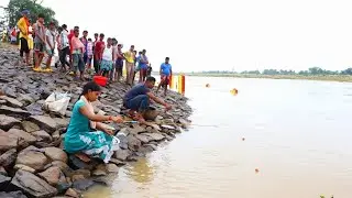 Fishing Video || Villagers are enjoying watching the traditional boy and girl fishing || hook trap