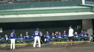 敗戦後、立石コーチの話を真剣な表情で聞く中日の選手たち