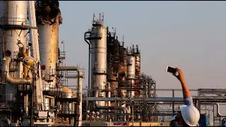 Oil prices drop 10 per cent