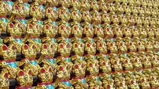 Teil 1.Winkekatzen  The Global Pursuit of Happiness, or: The Army of Luck