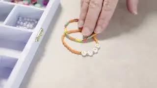 Make personalised bracelets with lots of colors