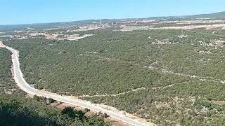Yeşil ve yüksek manzara eşliğinde kahvaltı. 