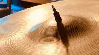 ЛЮБИТЕЛИ ТАРЕЛОК: классические тарелки Paiste 80-х и A. Zildjian 50-х годов, представленные в инд...