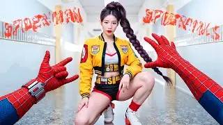 Spider-Man Helps Two Pretty Spider-Girls Share Special Sandwich | Spider-Man Into The Spider-Verse