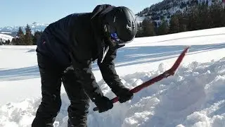 How do I behave in the event of an avalanche?