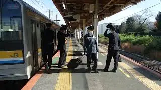 鶴見線弁天橋駅での車掌動作１