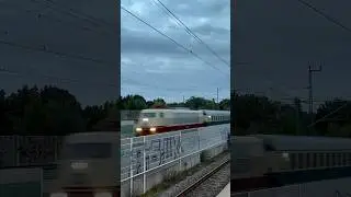 Legende unterwegs: 103 245 rauscht des Abends vorbei|#aelp#br103#intercity#bundesbahn#historisch