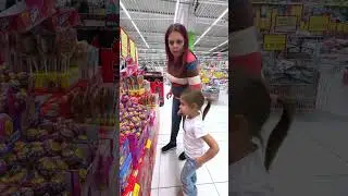 C&acirc;nd o mamă cumpără lollipopul MEGA pentru fiică #familyshorts #candy