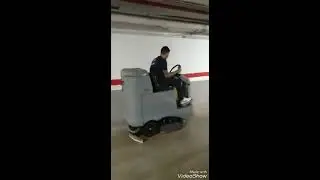 Barredora/Fregadora de conductor sentado.