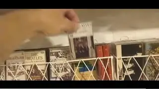Cat&aacute;logo: Sistema para almacenar cassettes de The Beatles que permite ver de frente sus car&aacute;tulas.