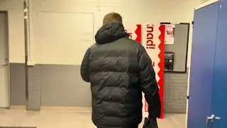 Eric Karlsson anl&auml;nder till hallen.