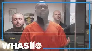 RAW: 5 сотрудников исправительного учреждения сопровождают подозреваемого в ограблении банка в Лу...