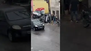 Acidente entre amubl&acirc;ncia do Samu e carro deixa uma pessoa ferida
