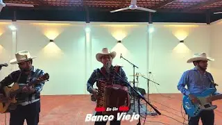 En un Banco Viejo - Decadentes de Culiac&aacute;n (En Vivo 2025)
