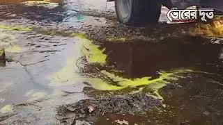 Edible oil pipe bursts, causing chaos on the streets: People rush to collect oil