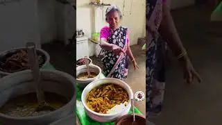 വറുത്തരച്ച മീൻകറിയും കൂട്ടി അമ്മ വിളമ്പി തന്ന ഉച്ചയൂണ് | Street Food Kerala | Kerala Meals