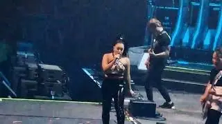 Veridia - Poppies (live) - 14.11.22 - O2 Arena, London