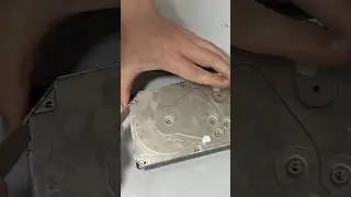 Вскрываю ножом жесткий диск