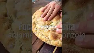 Come fare una #focaccia con salame e gorgonzola 🤤🫶🏻 una vera goduria! #food #ricette #pizza