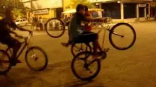 Galera de cavaleiro manobras de bike.