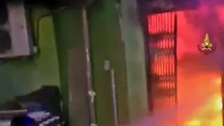 Roma: incendio a Castel Romano, distrutto il grande magazzino «Orizzonte»