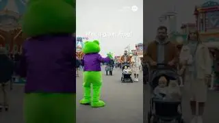 Baby and Cat- Met a giant frog! 🐸#shorts cat and baby