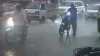 Heavy rain, strong winds lash Karachi