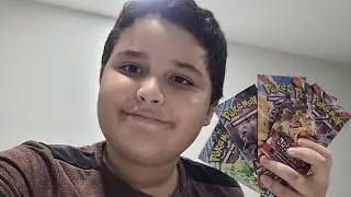 davi abrindo   5.  pacote  de pok&eacute;mon