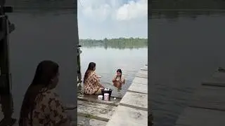Mandi sungai Mentaya yang ada di Sampit Kalimantan Tengah