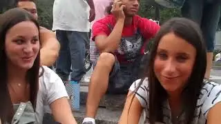 Мужчина целует азиатские ступни и получает поглаживание по голове на публике 😻😍