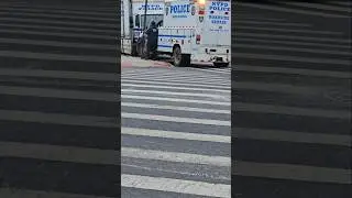Сотрудники отдела обслуживания автопарка полиции Нью-Йорка ремонтируют фургон возле 47-го участка...