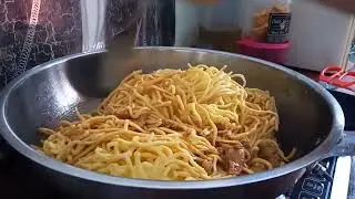 Hanya masak dua menu untuk pagi//mee kuning gorengan pekasam pucuk ubi 