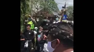 RATUSAN WARGA DESA GUWANG, KECAMATAN GIANYAR MENGGERUDUK PENGADILAN NEGERI (PN) GIANYAR, BALI.