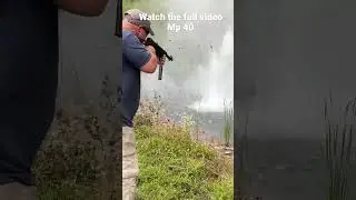 Стреляет из MP-40 в пруд