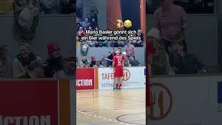 Mario Basler g&ouml;nnt sich ein Bier w&auml;hrend des Spiels😂🍺