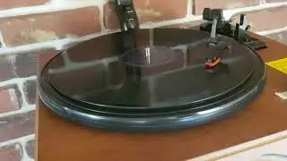 Schellackplatte auf einem modernen Grammophon
