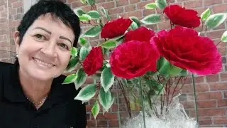 Aula 175 - Arranjo com flores em papel crepom.