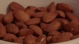 What Kind of Low-Fat, Healthy Snack Can You Keep in Your Desk? : Healthy Snacks
