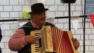 Einweihung der Prinzenburg in Monheim - Klimpermännchen Thomas Cüpper
