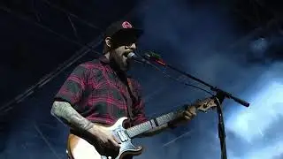 Carajo - Punk Sin Cresta (En Vivo En Ciudad Emergente)