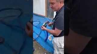 Aplikace fas&aacute;dn&iacute; om&iacute;tkoviny zrnitosti 1,5 mm stř&iacute;kac&iacute;m zař&iacute;zen&iacute;m GRACO RTX 5500PX