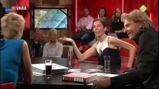 Fan (Nienke Eijsink) en Liz Burch (The Flying Doctors) in DWDD