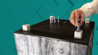 Bedruckte Sitzw&uuml;rfel verwandeln &ndash; Quadratische Aluminiumf&uuml;&szlig;e anbringen