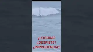Velero tragado por las olas en Santander