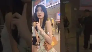 Chiyeon holding hands at the airport!🩵 #babymonster #chiquita #ahyeon #chiyeon #kpop