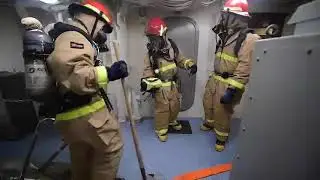 Sailors participate in a damage control firefighting training evolution at sea aboard (2019) 🇺🇸