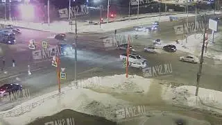 Маленький хетчбэк очень спешил по своим делам, но белый пикап  внес свои коррективы в этот маршрут