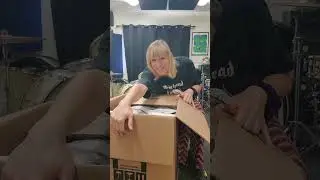 Mindee's history as a bassist and amp unboxing